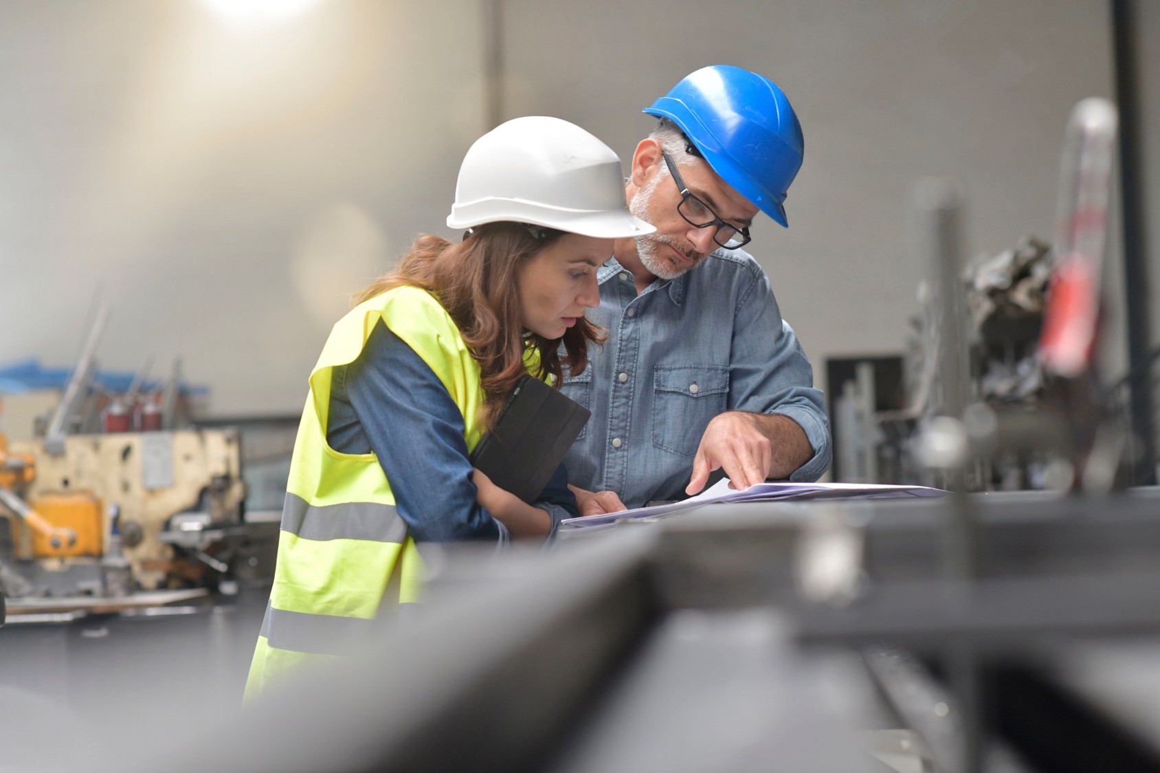 Betriebsleiter und Ingenieur der Metallindustrie © goodluz/Shutterstock.com Betriebsleiter und Ingenieur der Metallindustrie © goodluz/Shutterstock.com