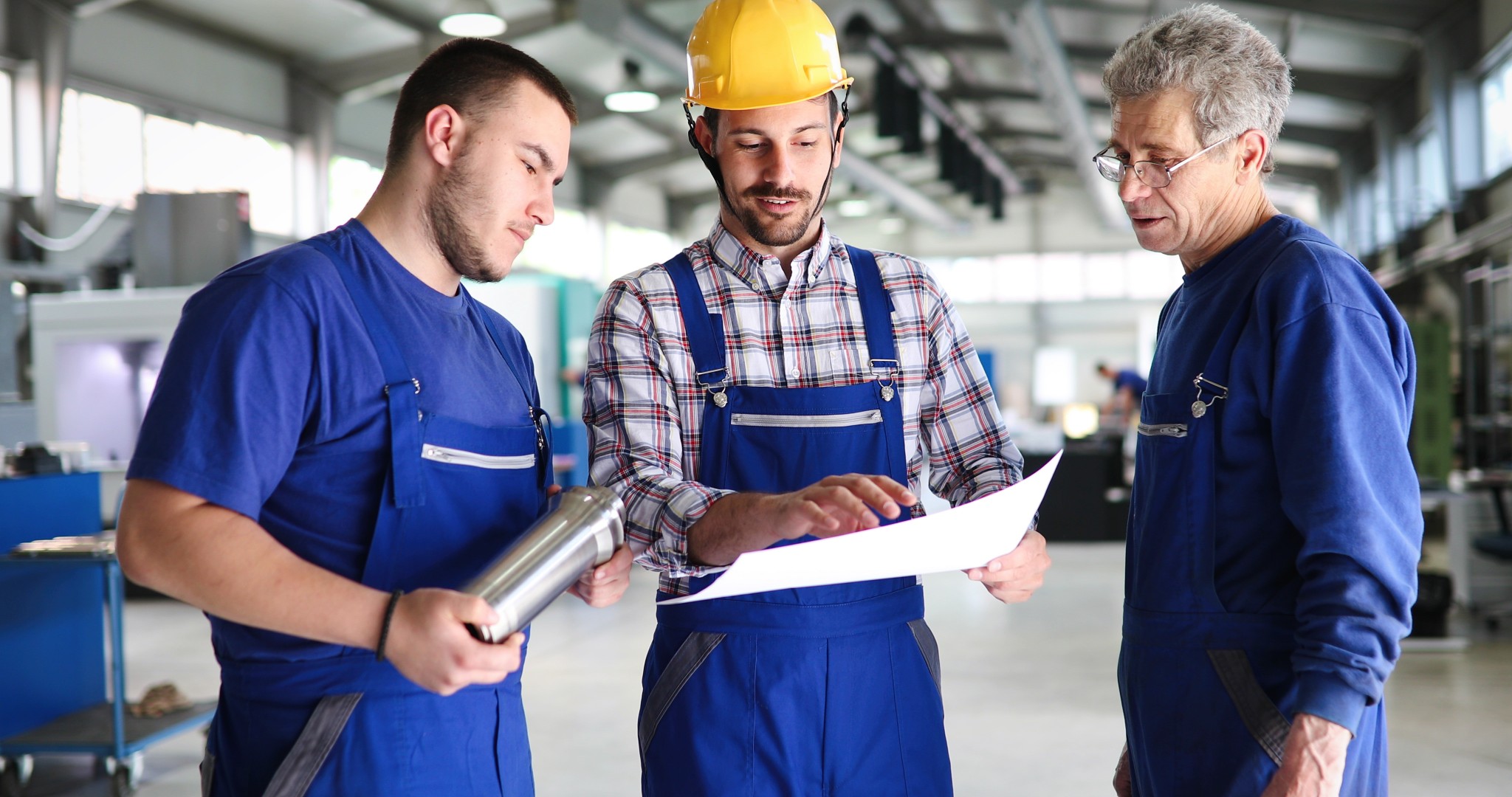Team von Ingenieuren in einer Fabrik © NDAB Creativity/Shutterstock.com